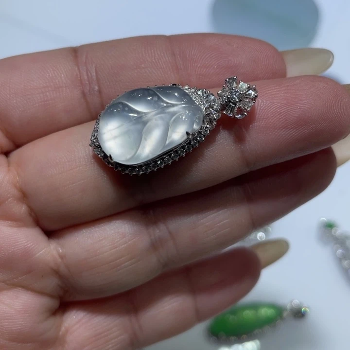 翡翠18K金镶嵌颈饰玻璃叶子