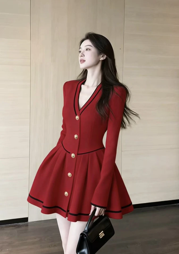 秋冬季时尚静奢气质小香风A字裙红色V领单排扣设计长袖收腰连衣裙