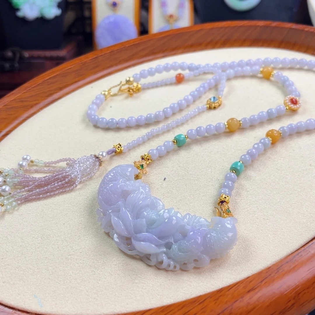 翡翠未镶嵌颈饰莲花