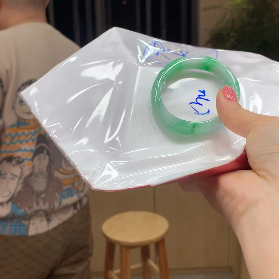 翡翠手镯未镶嵌不退不换