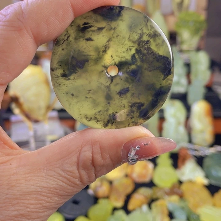 蛇纹石玉颈饰未镶嵌