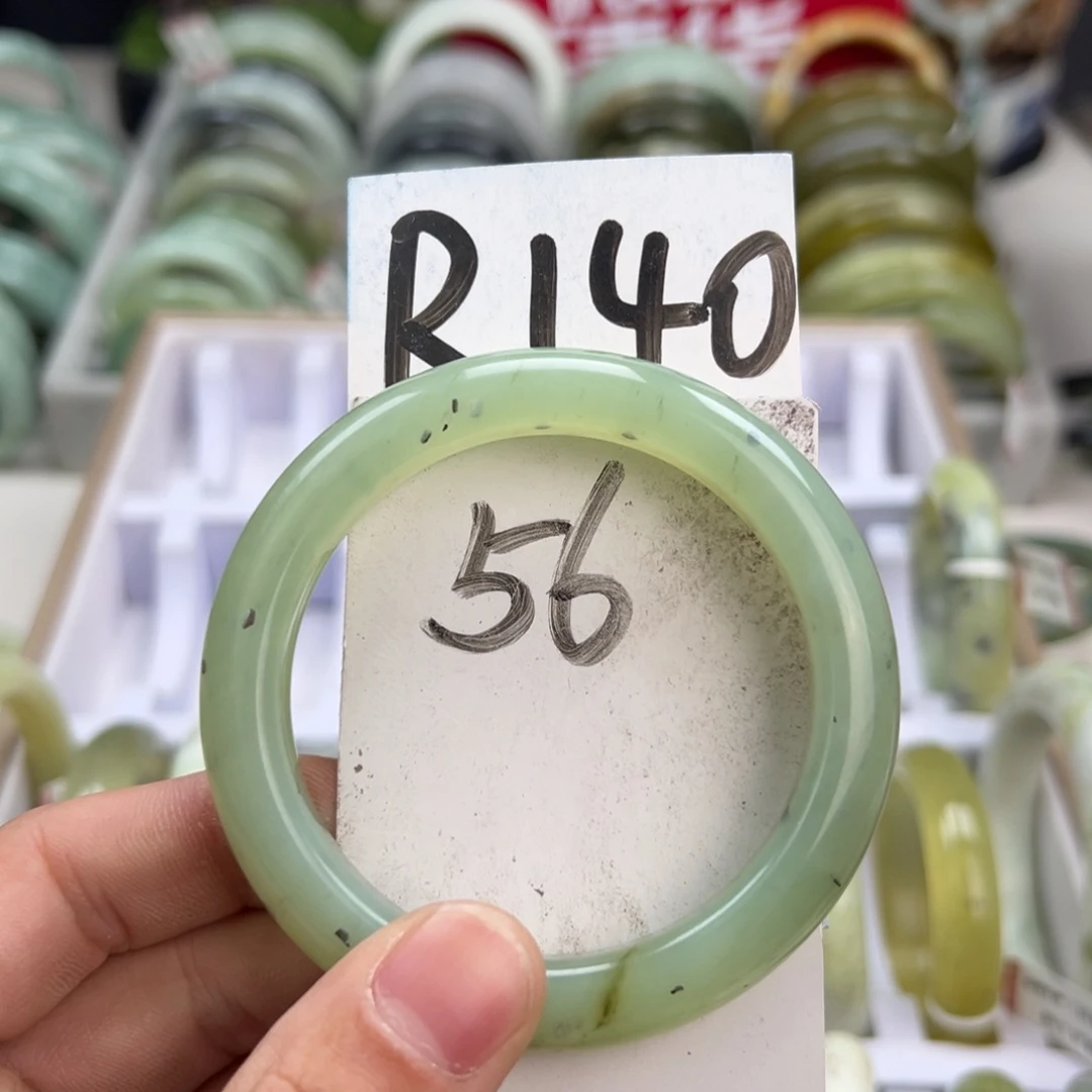 岫玉手镯未镶嵌天然岫玉微瑕，可以正常佩戴