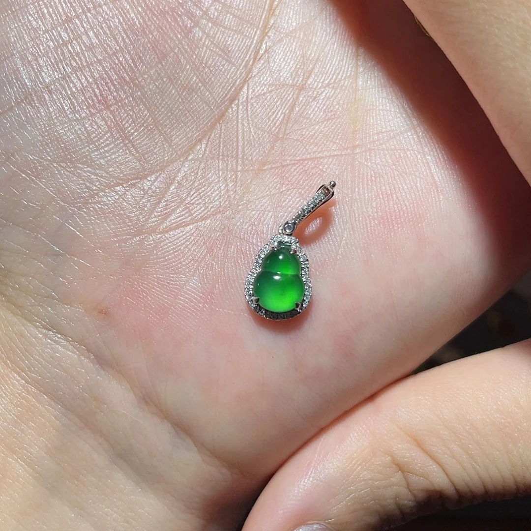 金***比翡翠18K金镶嵌吊坠(不含链)