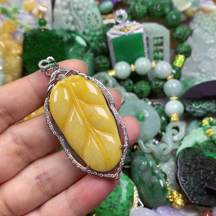 翡翠未镶嵌吊坠(赠链)