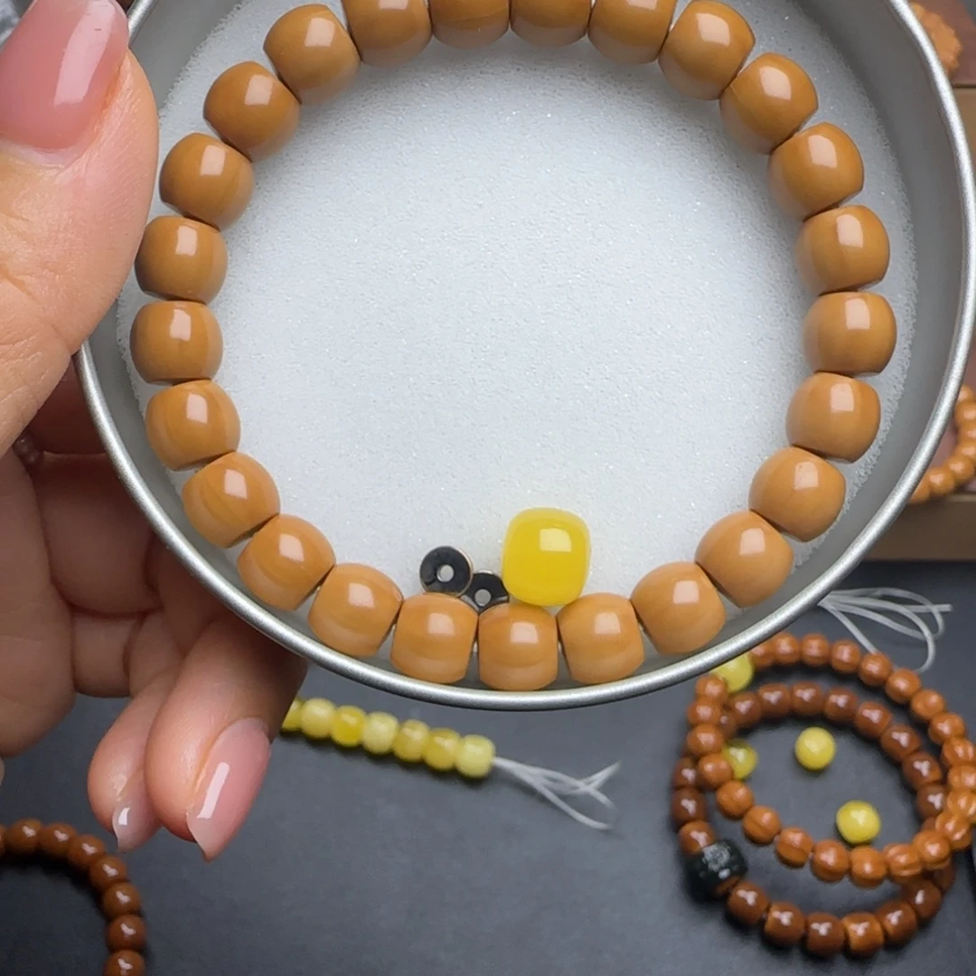 吊坠猴头核桃9.5左右直切+配饰蜡10