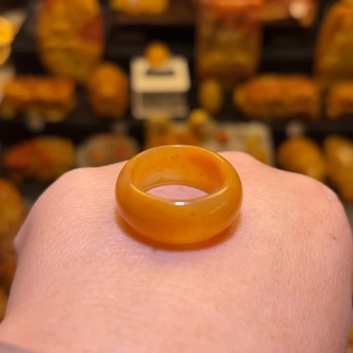 石英质玉（黄龙玉）未镶嵌颈饰