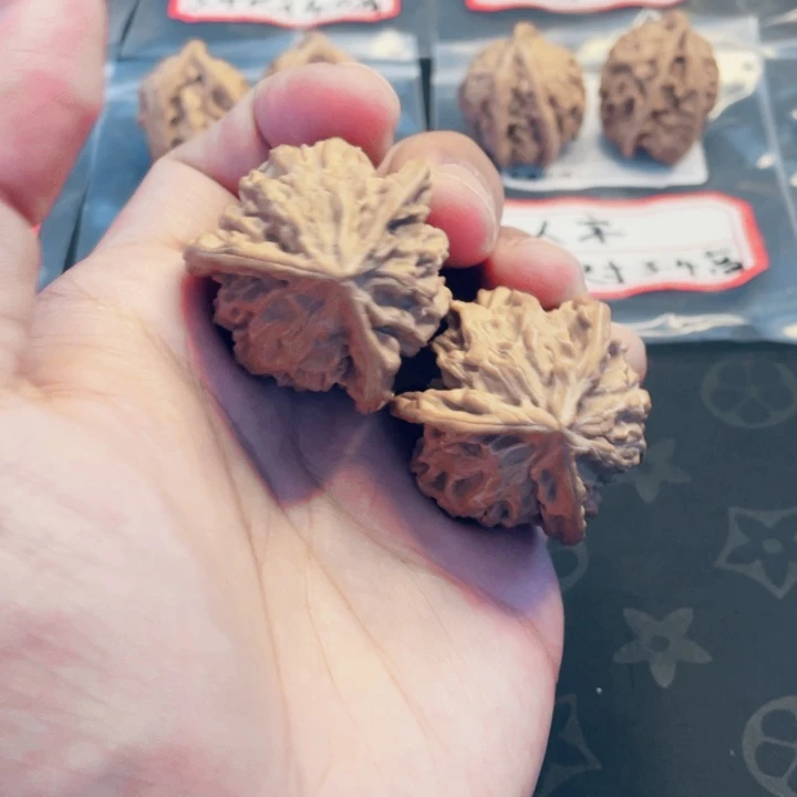 把件桃核A004盘山三棱正奔3.9尺寸4.5高全品无修白茬