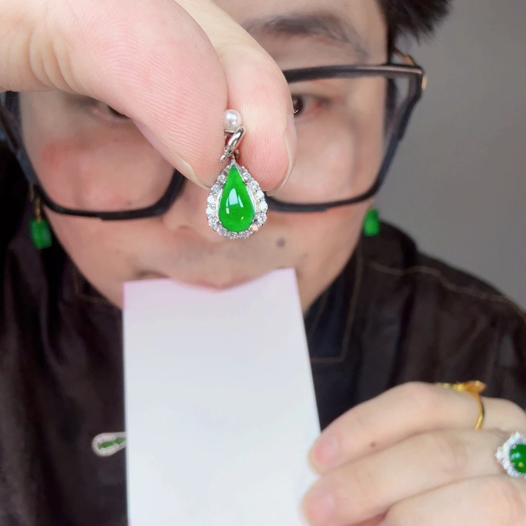 翡翠未镶嵌颈饰一件