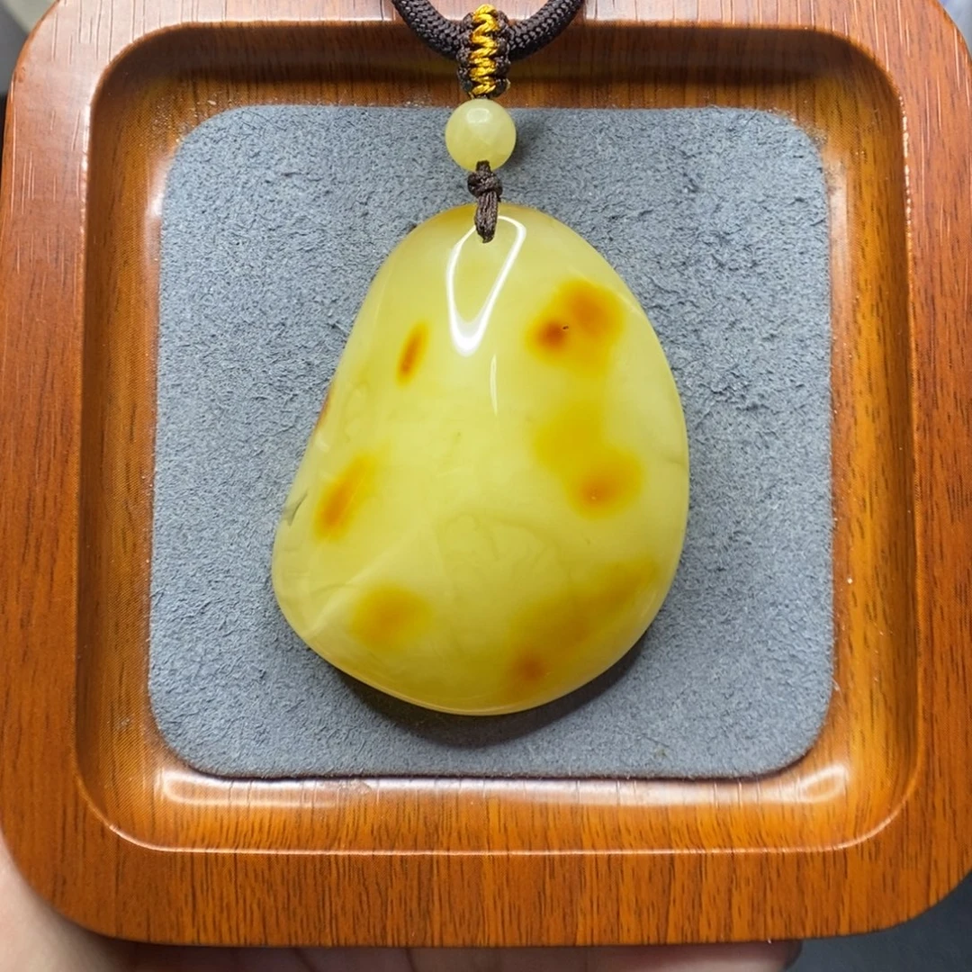 H***姐蜜蜡未镶嵌颈饰郎