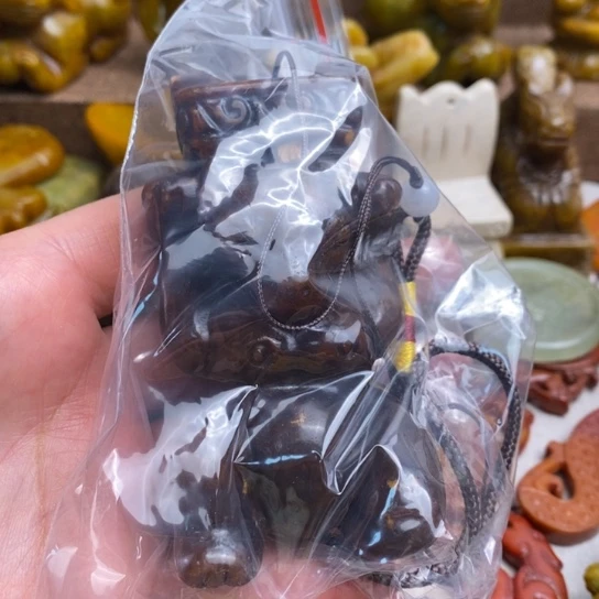 勇***惧蛇纹石玉未镶嵌颈饰