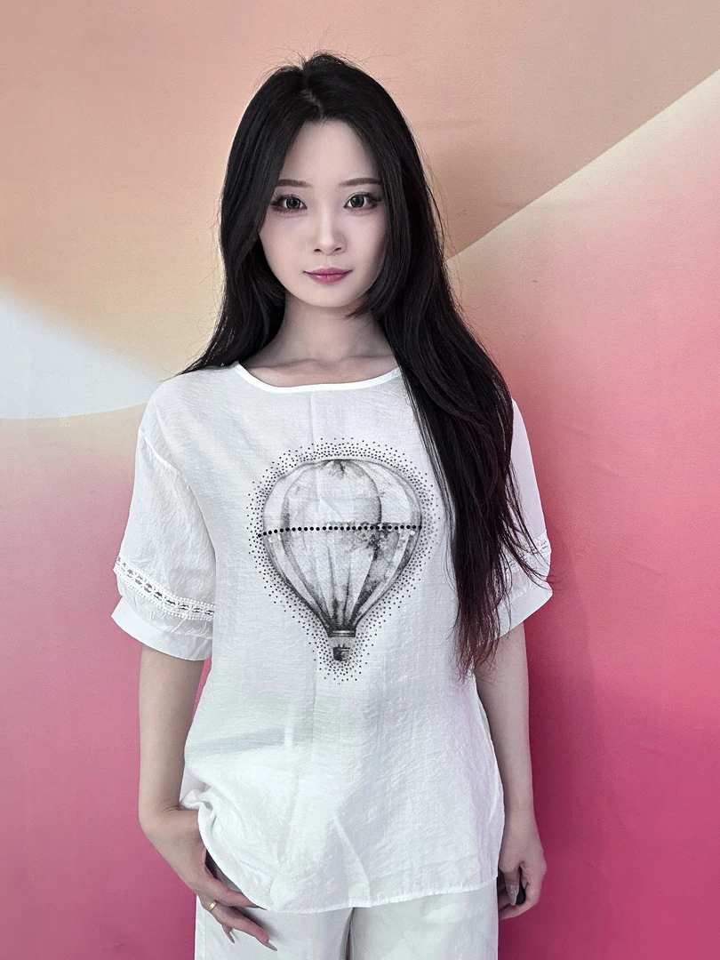 大码白色镂空遮肚显瘦宽松胖妈气球镶钻短袖2025夏季个性新款
