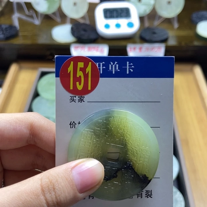 蛇纹石玉挂件未镶嵌云****娃