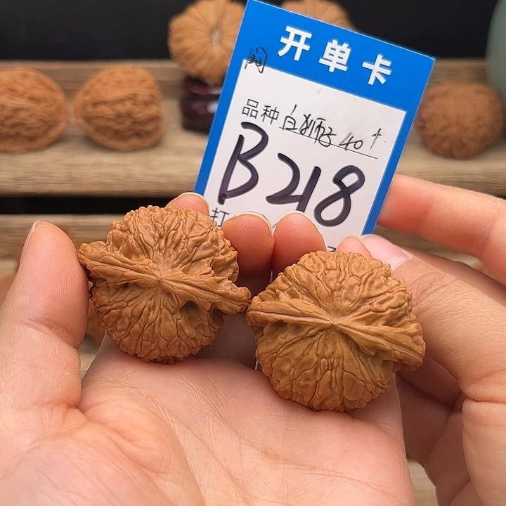 文玩核桃吊坠闷尖白狮子40