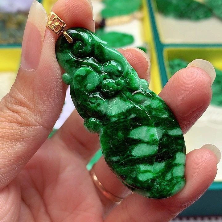 翡翠18K金镶嵌颈饰翡翠