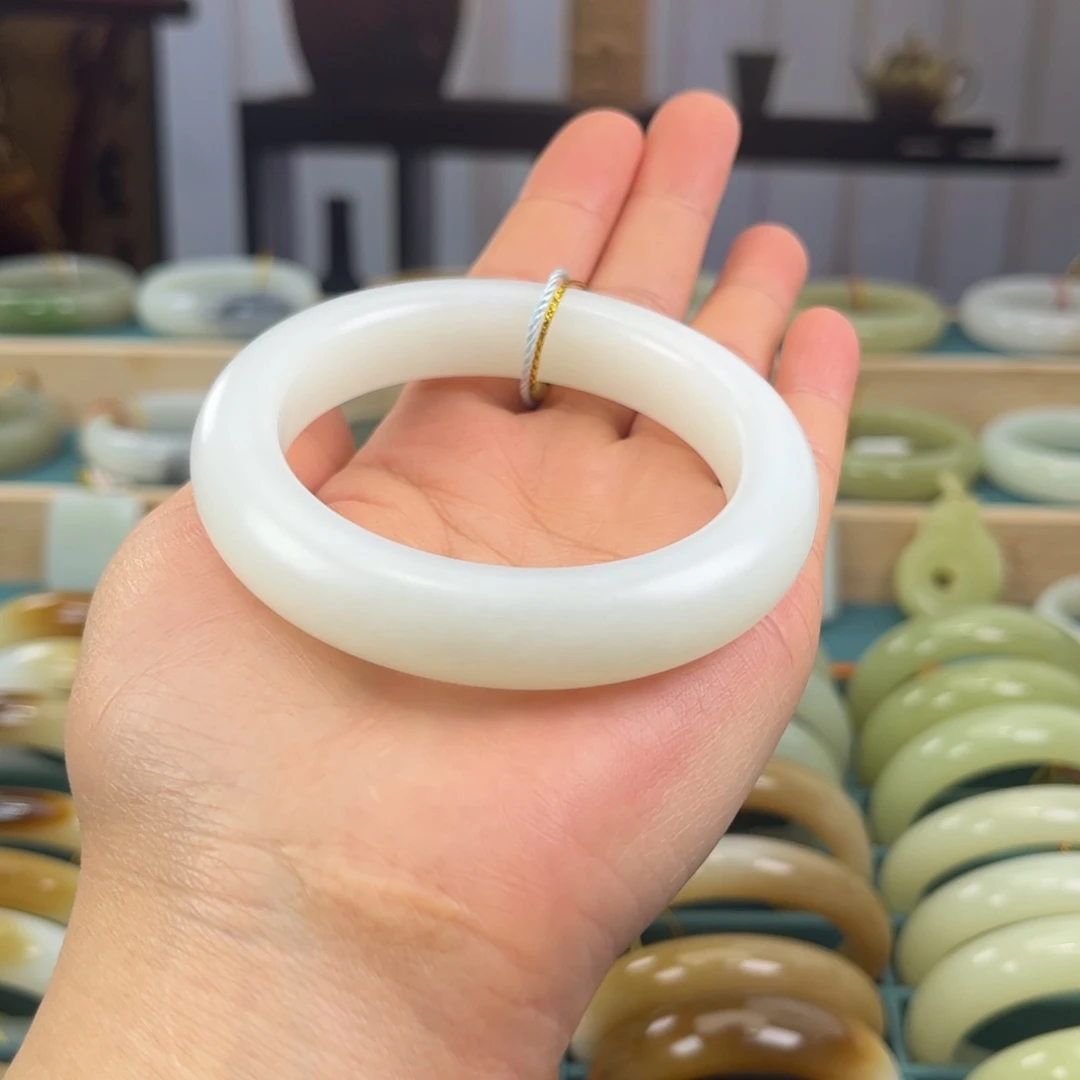 和田玉未镶嵌手镯