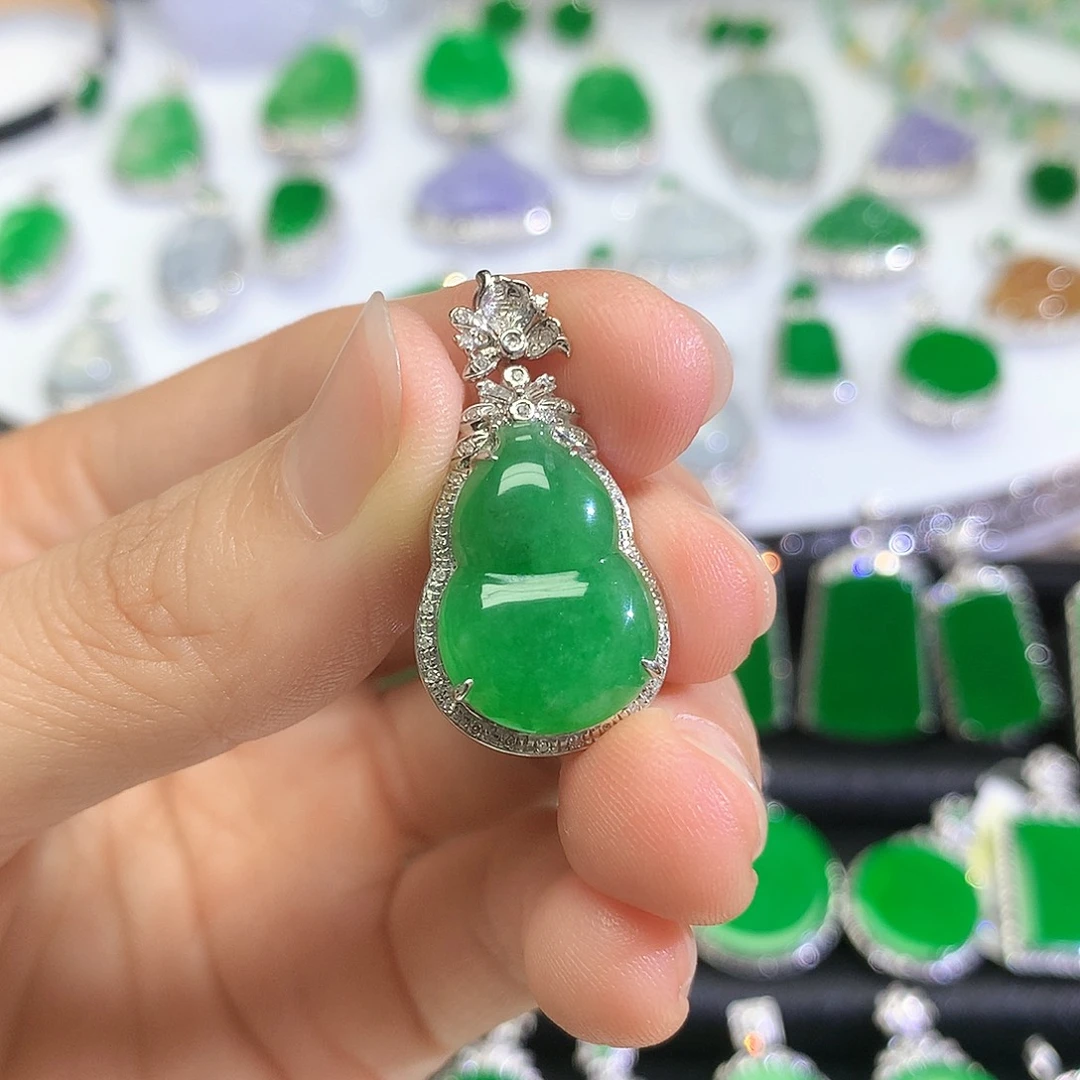 颈饰18K金镶嵌翡翠吊坠