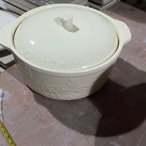 微瑕，不能明火，口径17高度7奶油色小号带盖