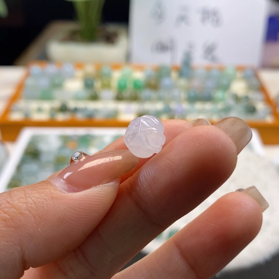 翡翠散珠天然翡翠莲花珠9,4×7.9，有小内纹