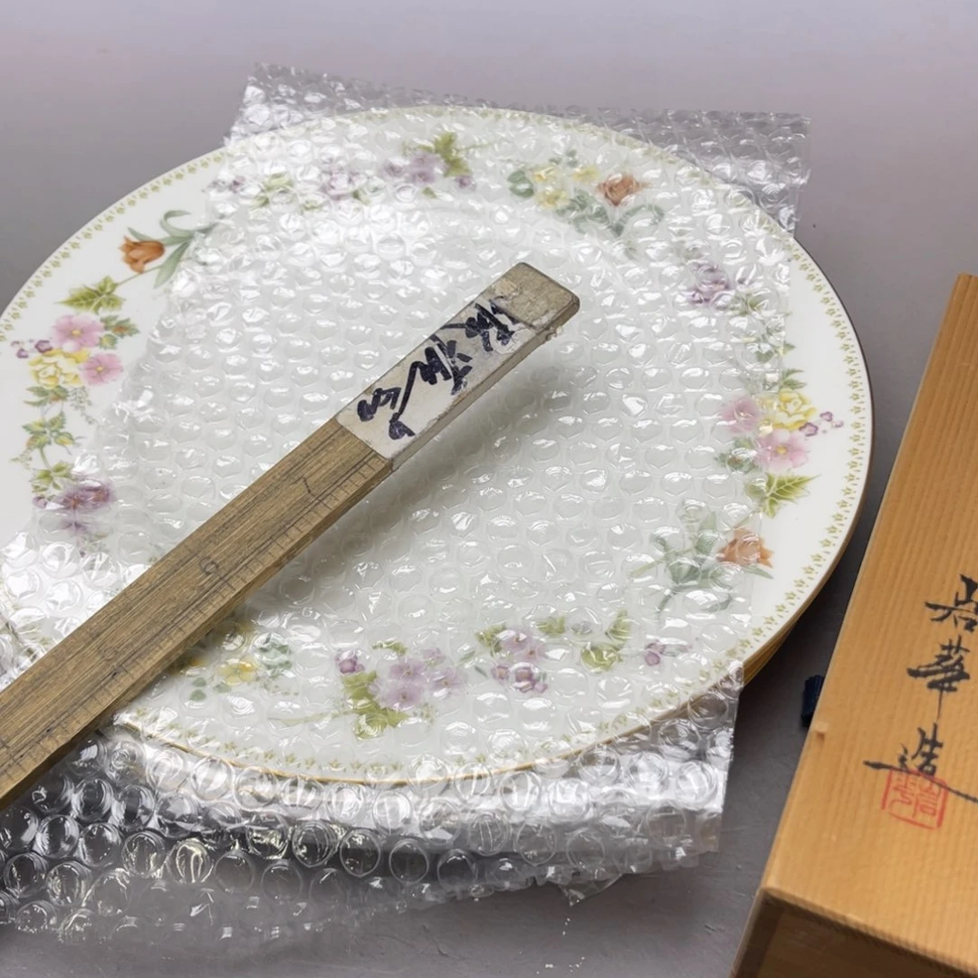 青***啊瓷片密密麻麻地铺满一层