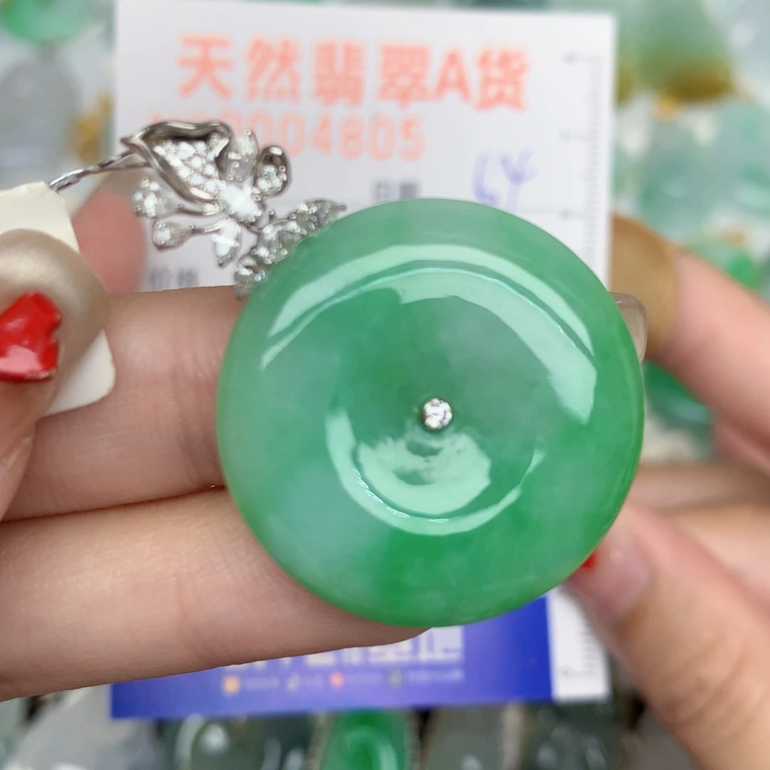 翡翠18K金镶嵌颈饰扣
