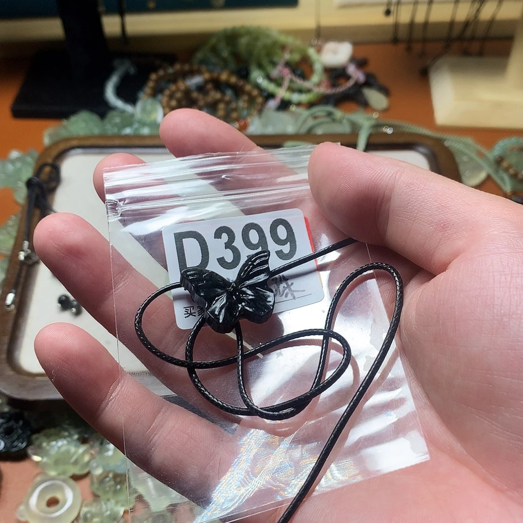 旧***梦未镶嵌蛇纹石玉颈饰