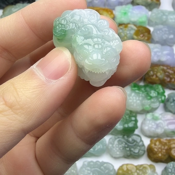 翡翠未镶嵌颈饰貔貅