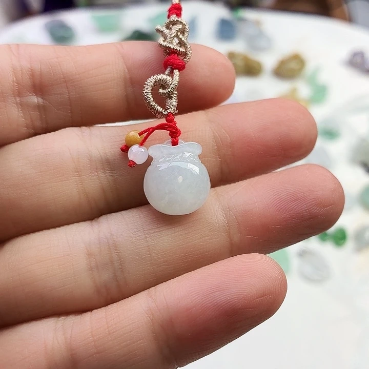 翡翠未镶嵌颈饰钱袋