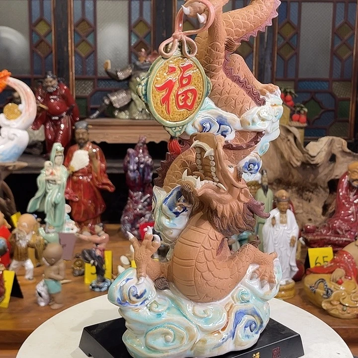 石湾公仔衬托盆景漂亮