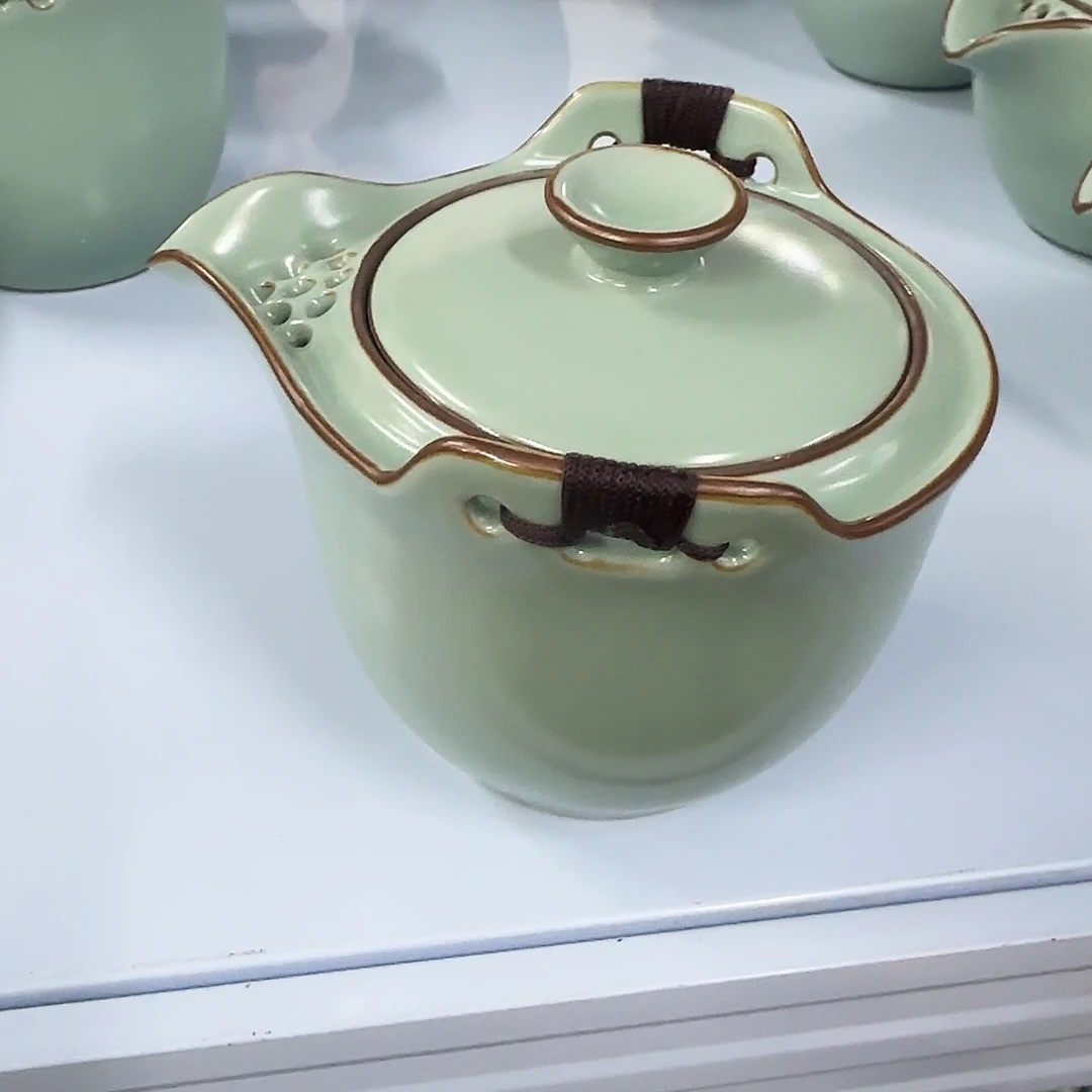 瓷片小微微瑕，闭眼入。