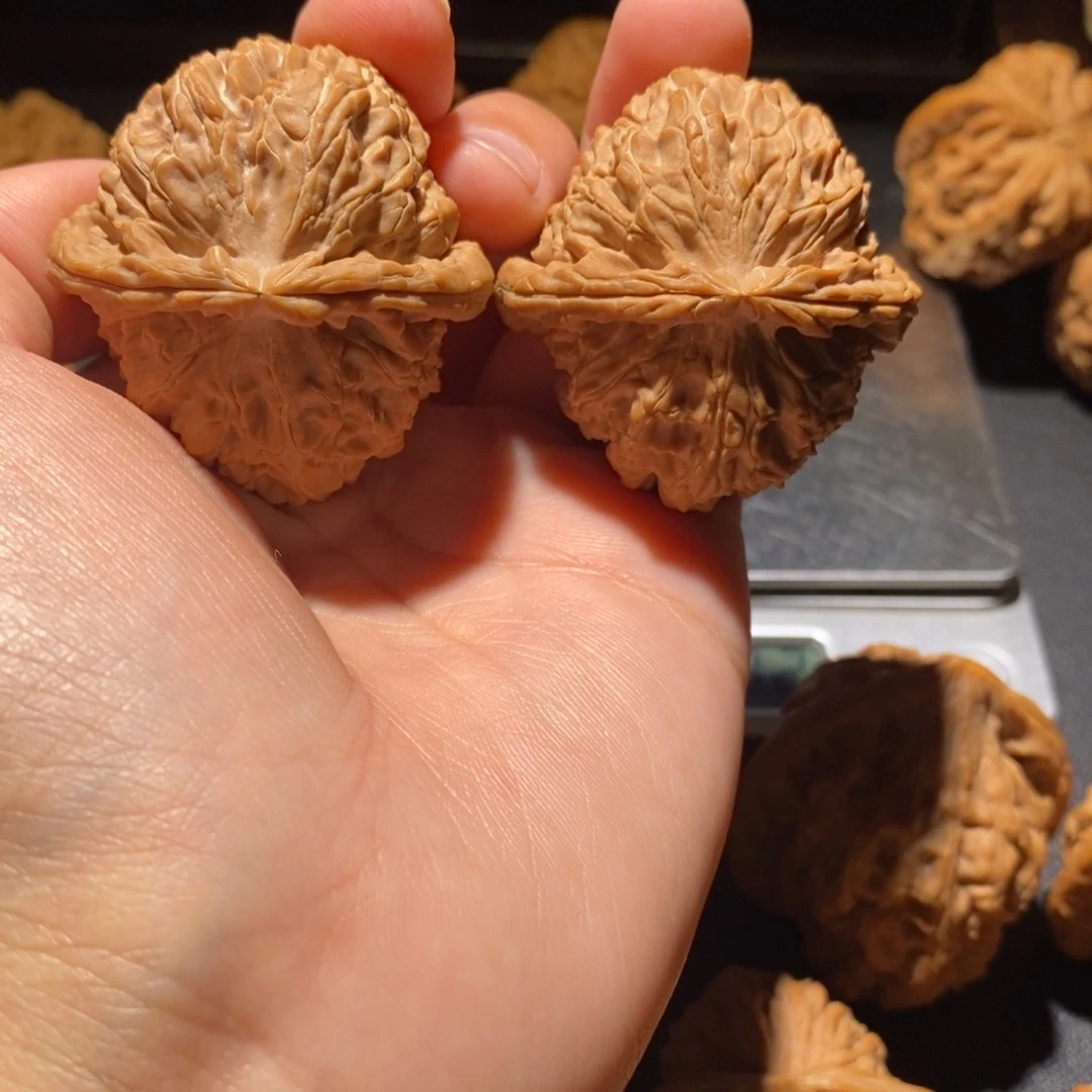 文玩核桃吊坠?****谷白狮子