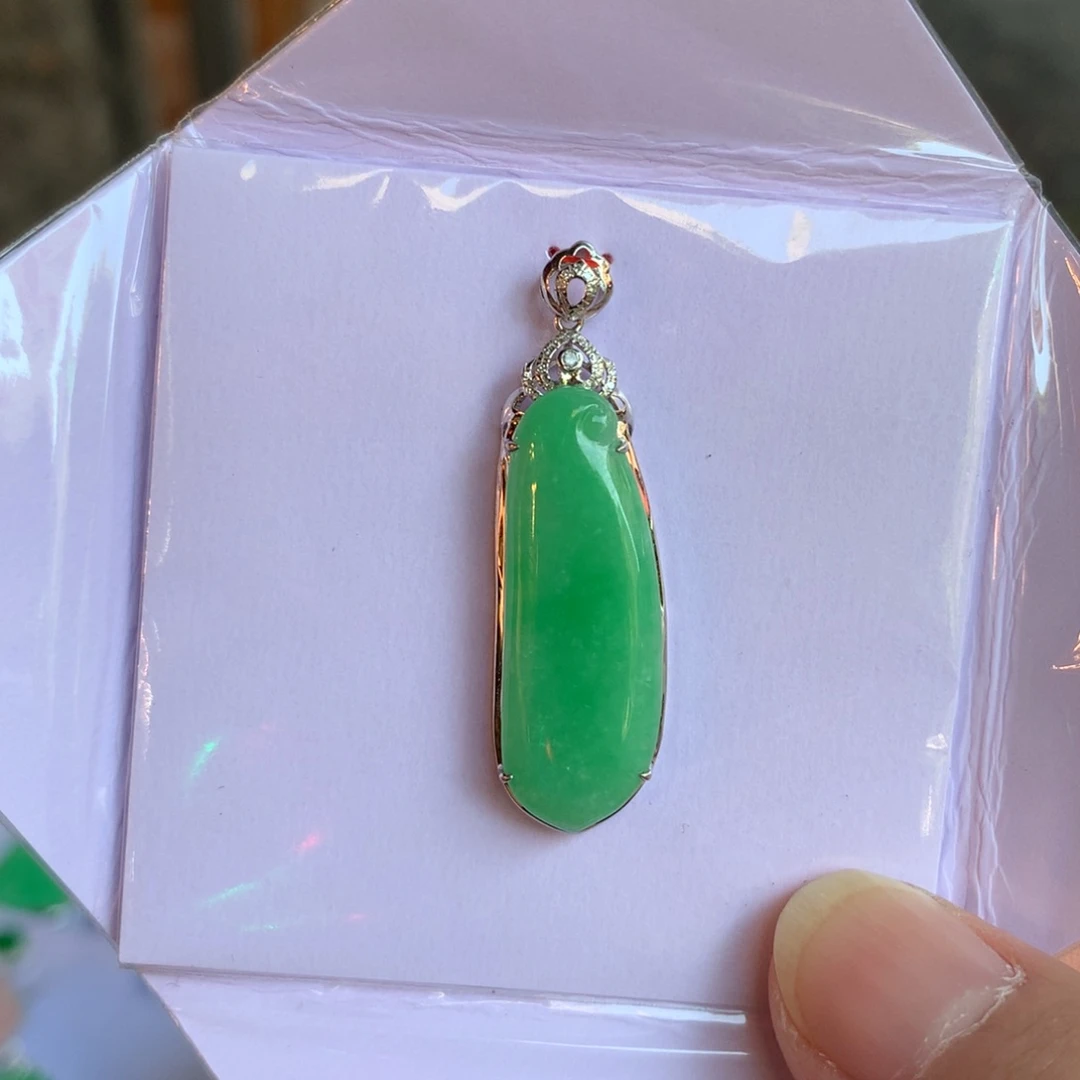 翡翠18K金镶嵌颈饰翡翠首饰