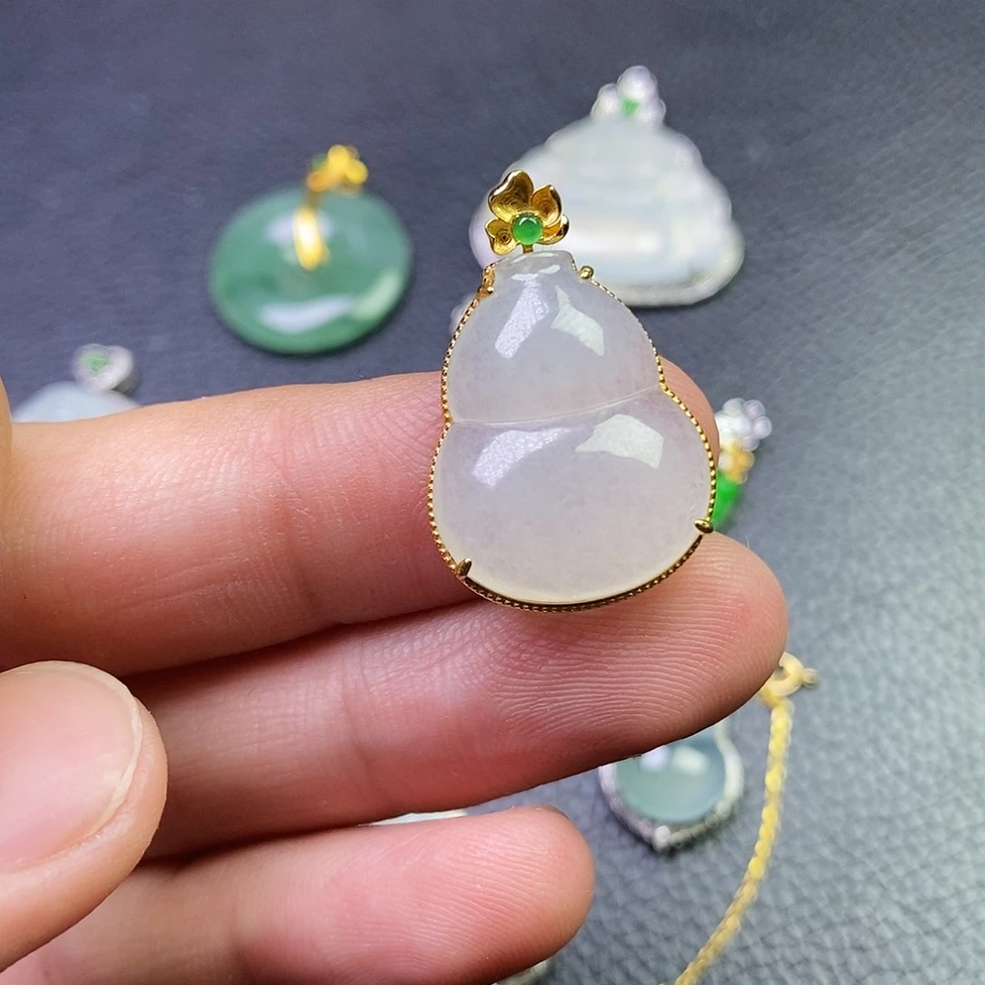 颈饰18K金镶嵌翡翠