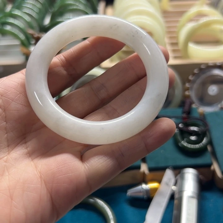 和田玉手镯未镶嵌52圈围8697