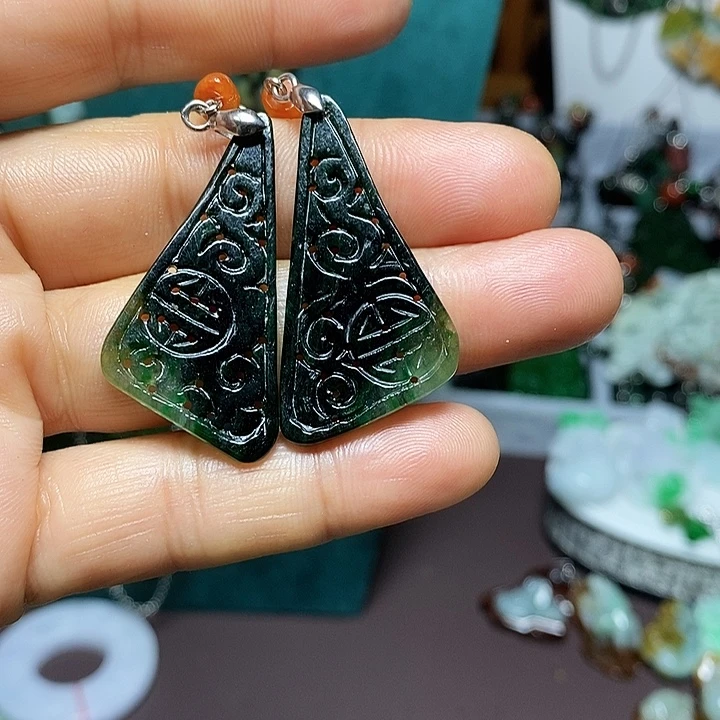 翡翠未镶嵌吊坠(赠链)