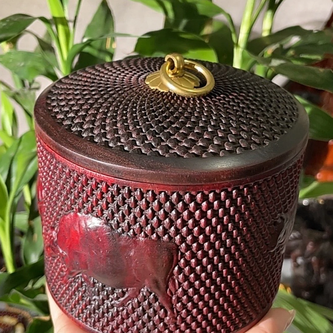 血檀茶叶罐。
