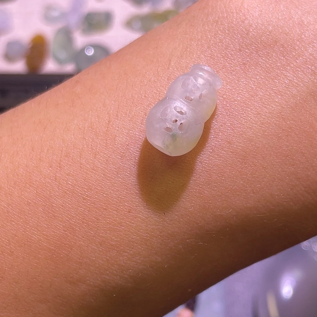 翡翠未镶嵌颈饰葫芦