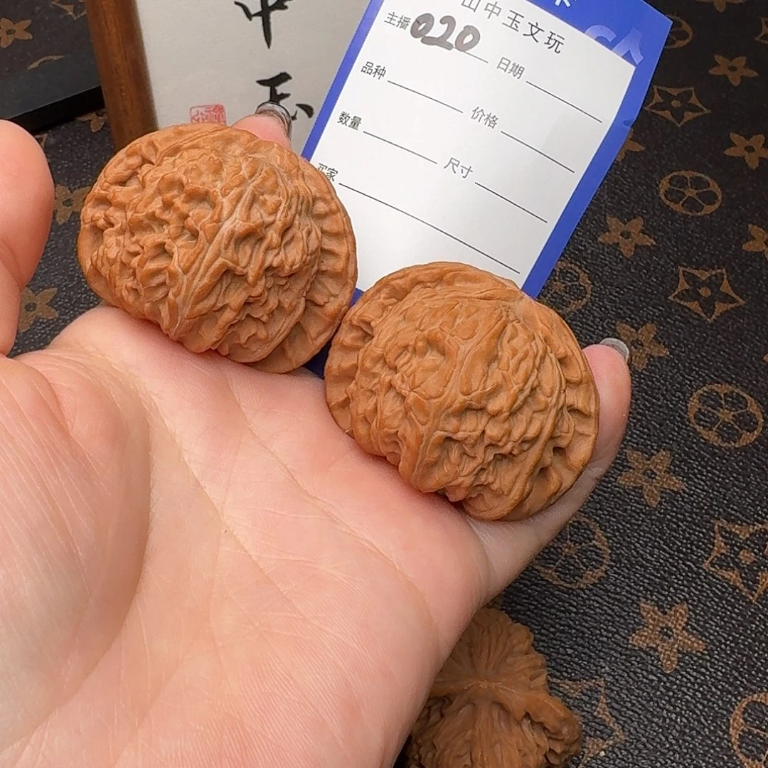 T***s文玩核桃把件45白狮子020