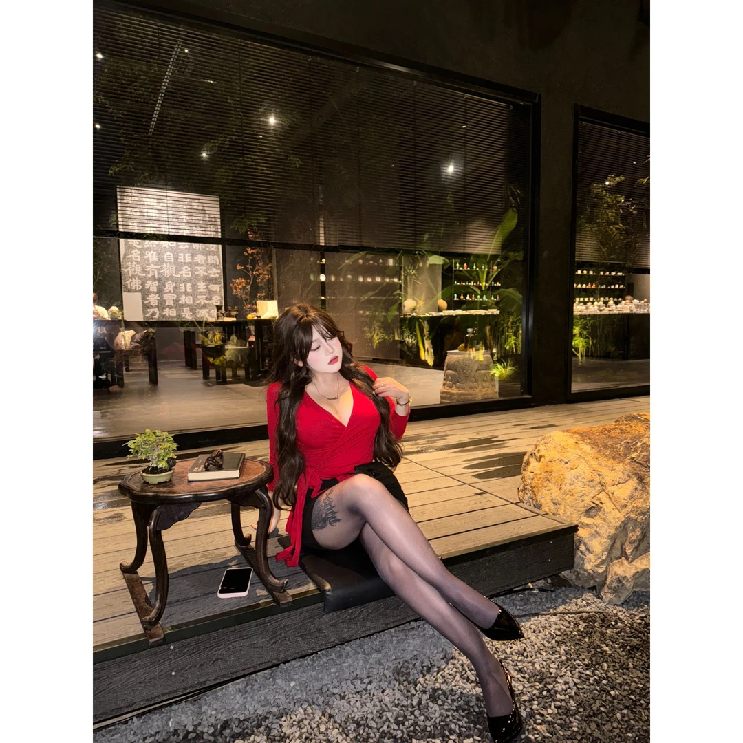 白菜【惹火辣妹】纯欲风长袖V领辣妹T恤新款收腰性感显瘦黑色裙子