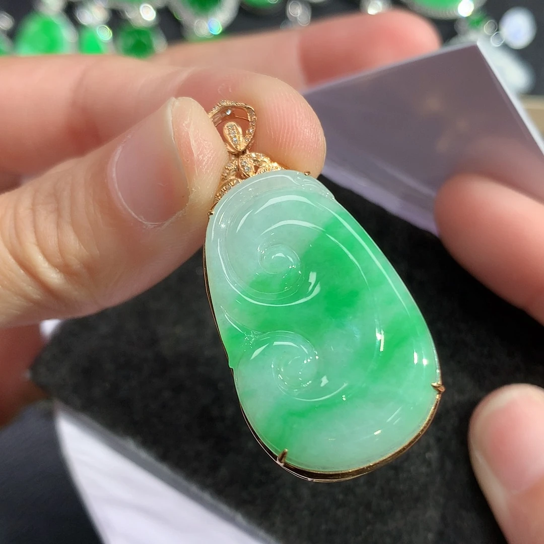 翡翠吊坠(赠链)18K金镶嵌