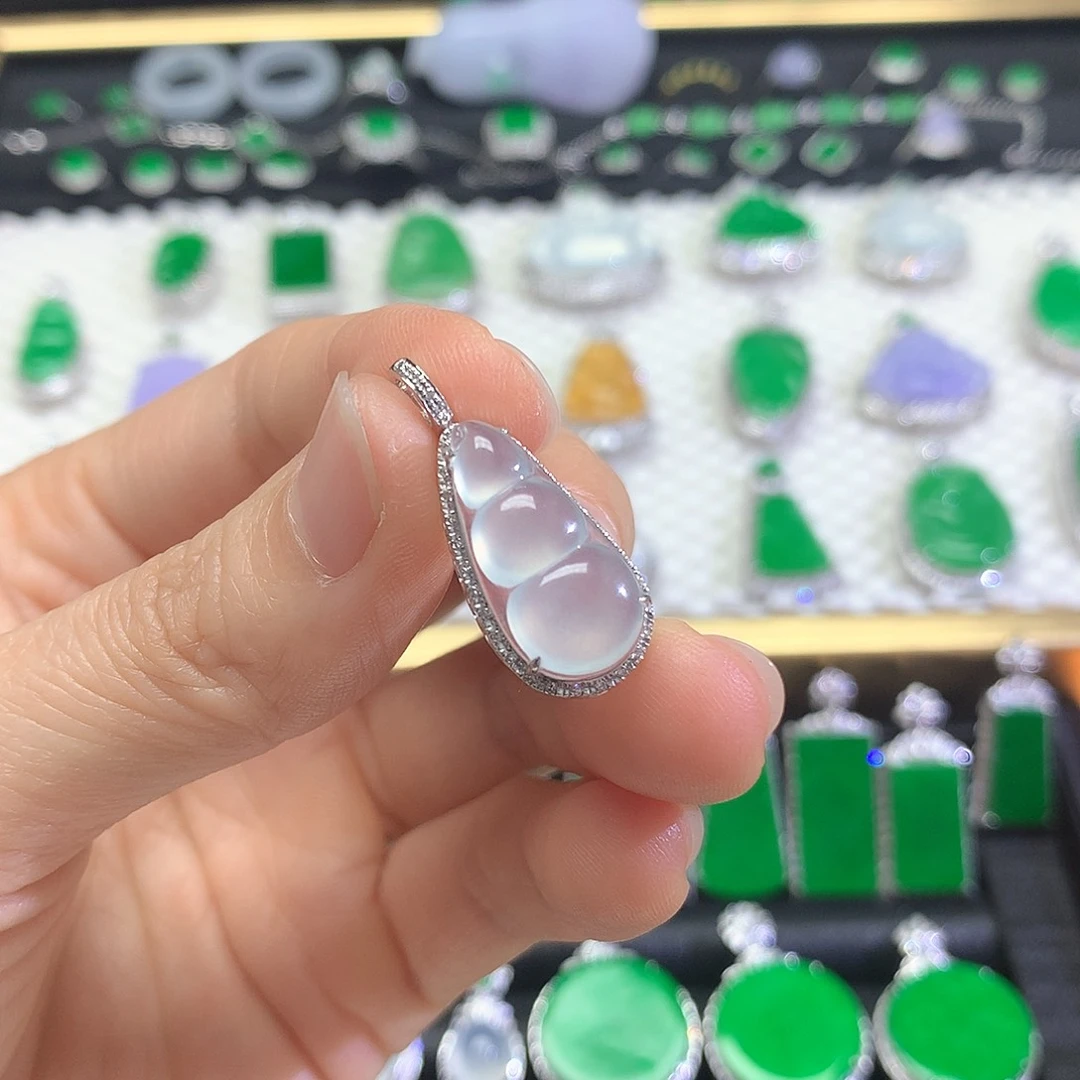 颈饰18K金镶嵌翡翠吊坠