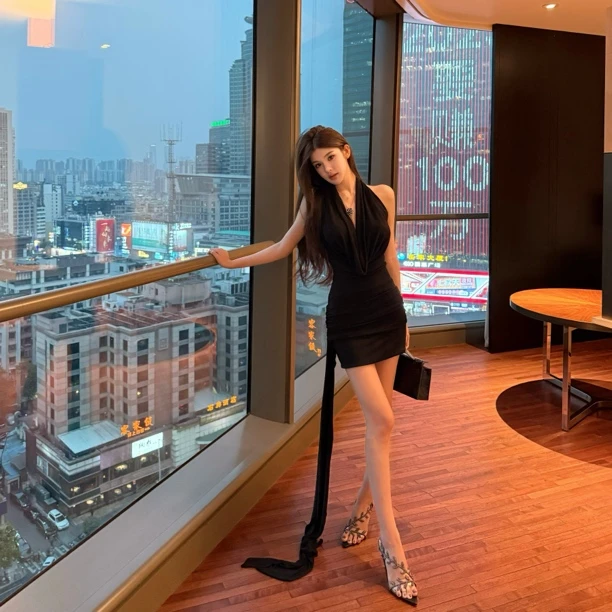 FAY【幻影片】荡领褶皱挂脖垂坠感气质露背飘带连衣裙