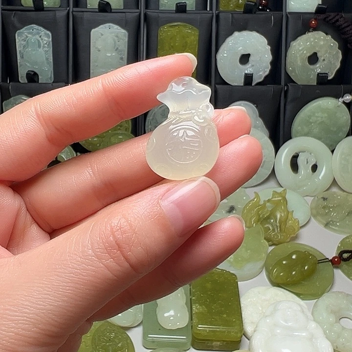 岫玉未镶嵌吊坠(赠链)