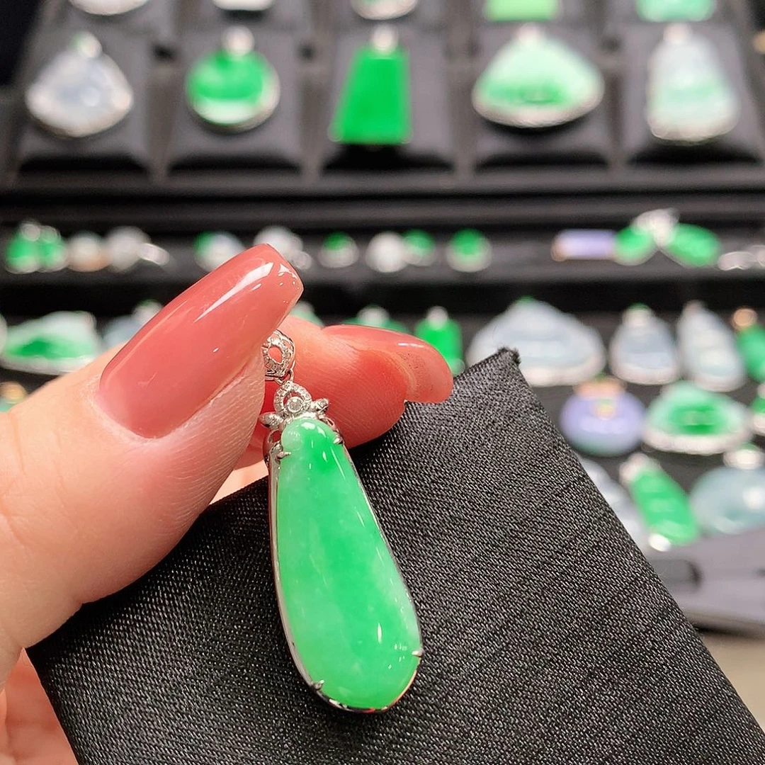 翡翠18K金镶嵌颈饰福瓜