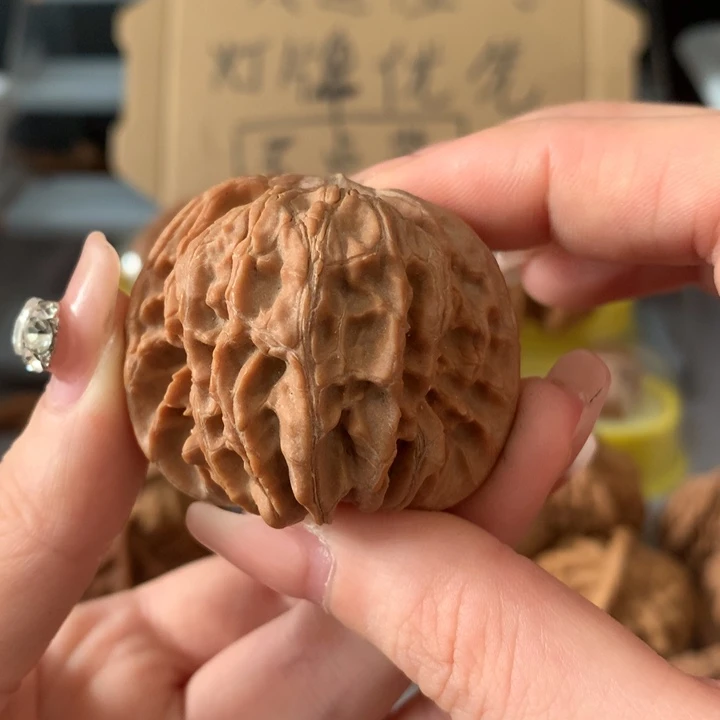 喵***喵吊坠文玩核桃异形导致，有瑕疵