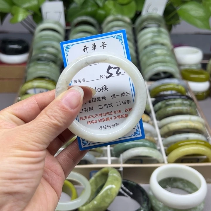 蛇纹石玉未镶嵌手镯1