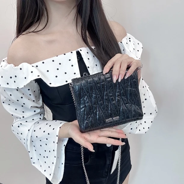 95新 MIU MIU/缪缪 小元/黑银油蜡小方包