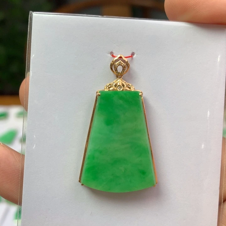 芬***翡翠18K金镶嵌颈饰翡翠吊坠