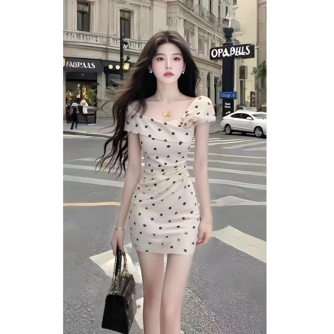 法式气质白色波点连衣裙子女装夏季2025新款立体花朵收腰包臀短裙