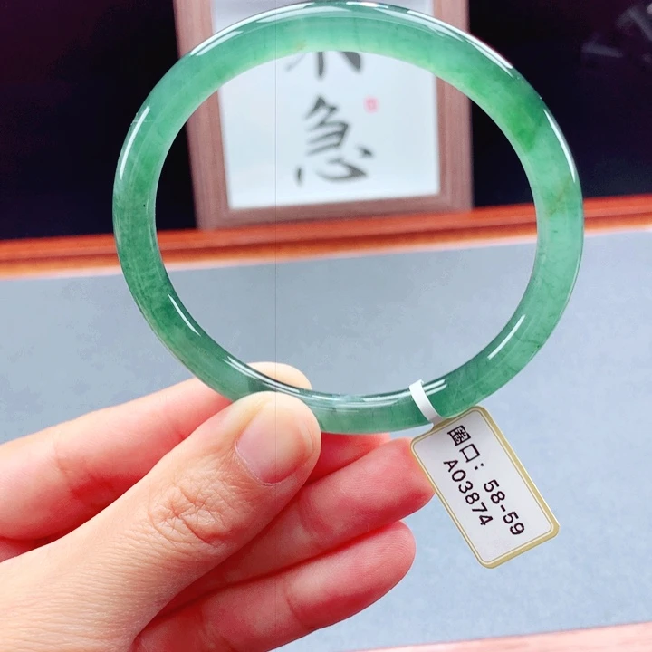 未镶嵌手镯翡翠圆镯