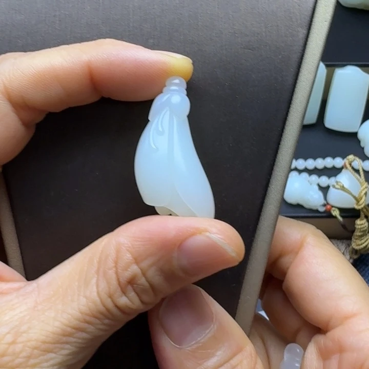 氮***铁颈饰未镶嵌和田玉